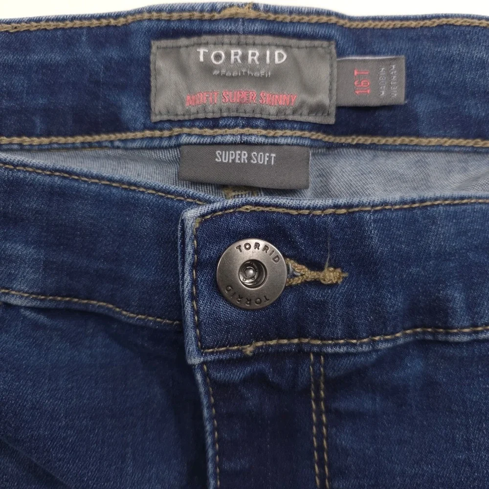 Torrid Women Jeans Midfit Super‎ Skinny 16T Blue Distressed Ripped Knee